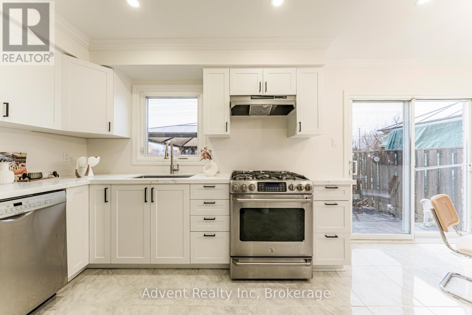 45 Cheeseman Drive, Markham, Ontario  L3R 3G3 - Photo 10 - N12950894