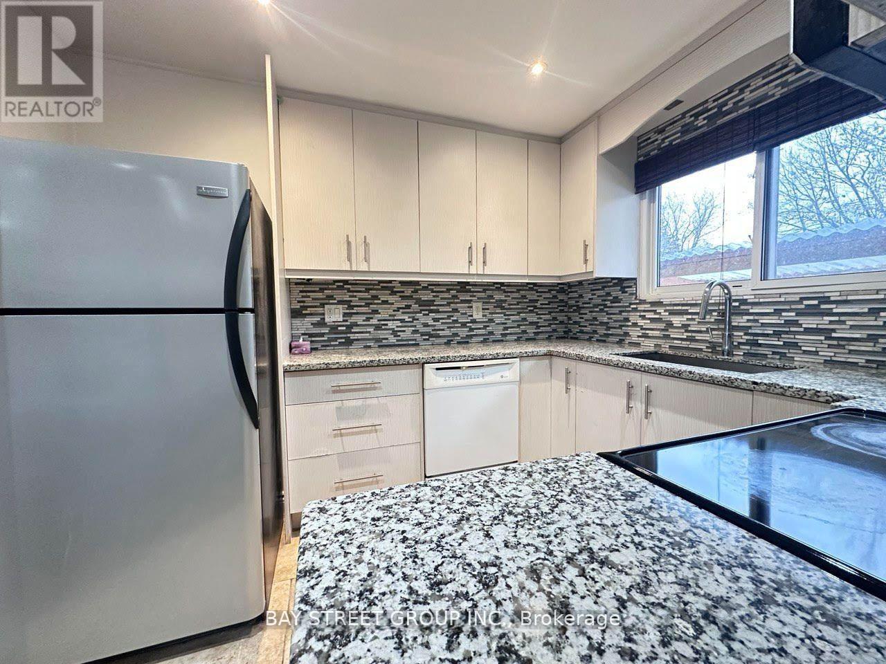 427 Crosby Avenue, Richmond Hill, Ontario  L4C 2R9 - Photo 5 - N12955446