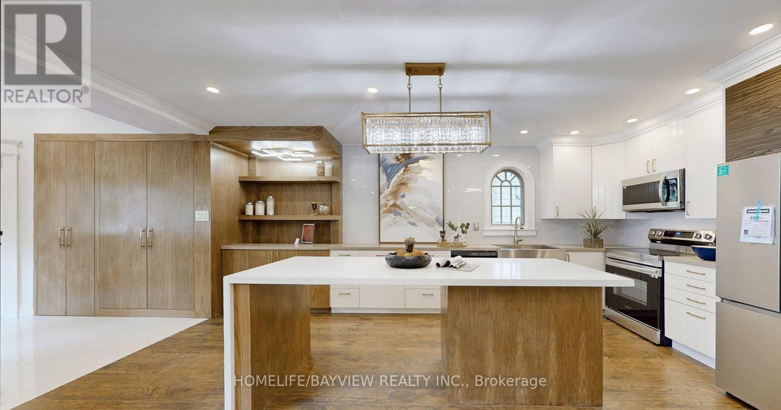 60 Hillview Drive, Newmarket, Ontario  L3Y 4H9 - Photo 3 - N12955428