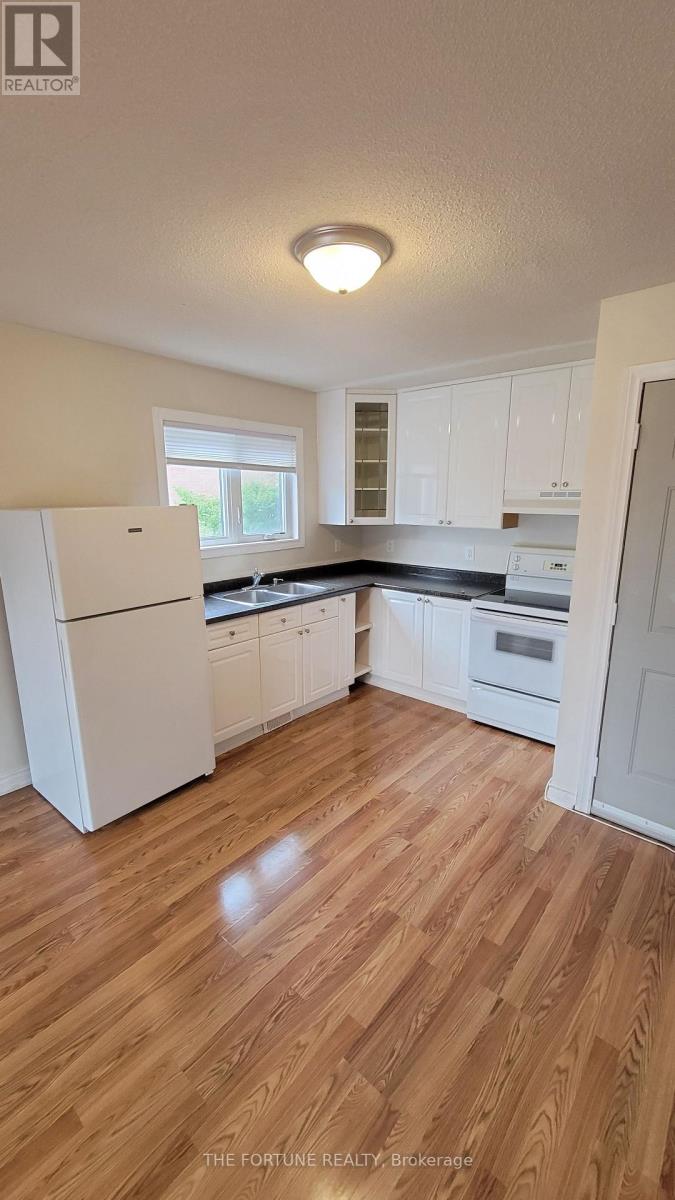 44 Rotherglen Court, Brampton, Ontario  L6X 2S1 - Photo 4 - W12777318