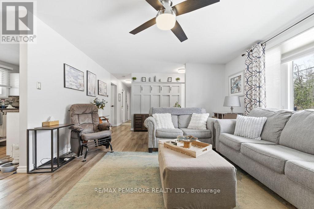 52 Laurentian Drive, Petawawa, Ontario  K8H 2M3 - Photo 11 - X12955448