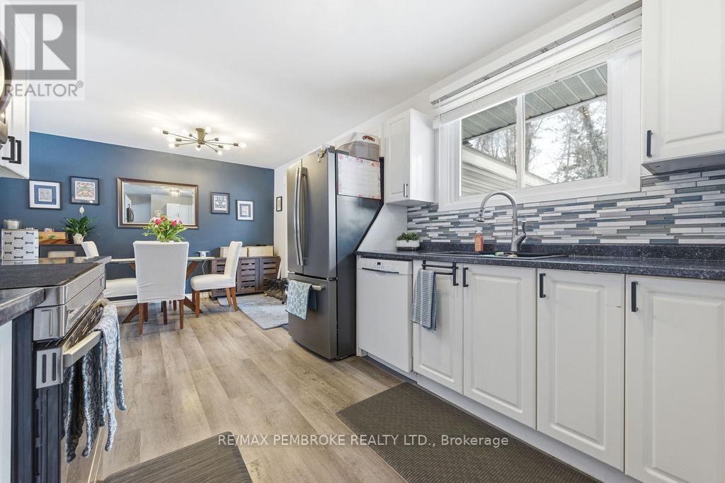 52 Laurentian Drive, Petawawa, Ontario  K8H 2M3 - Photo 21 - X12955448