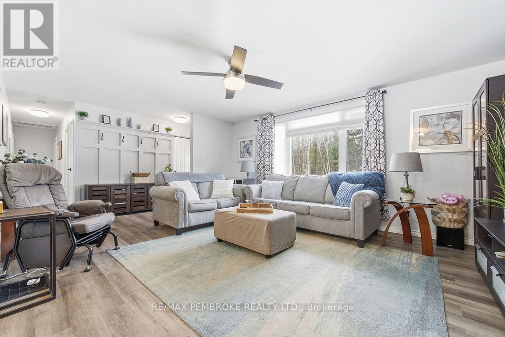 52 Laurentian Drive, Petawawa, Ontario  K8H 2M3 - Photo 12 - X12955448