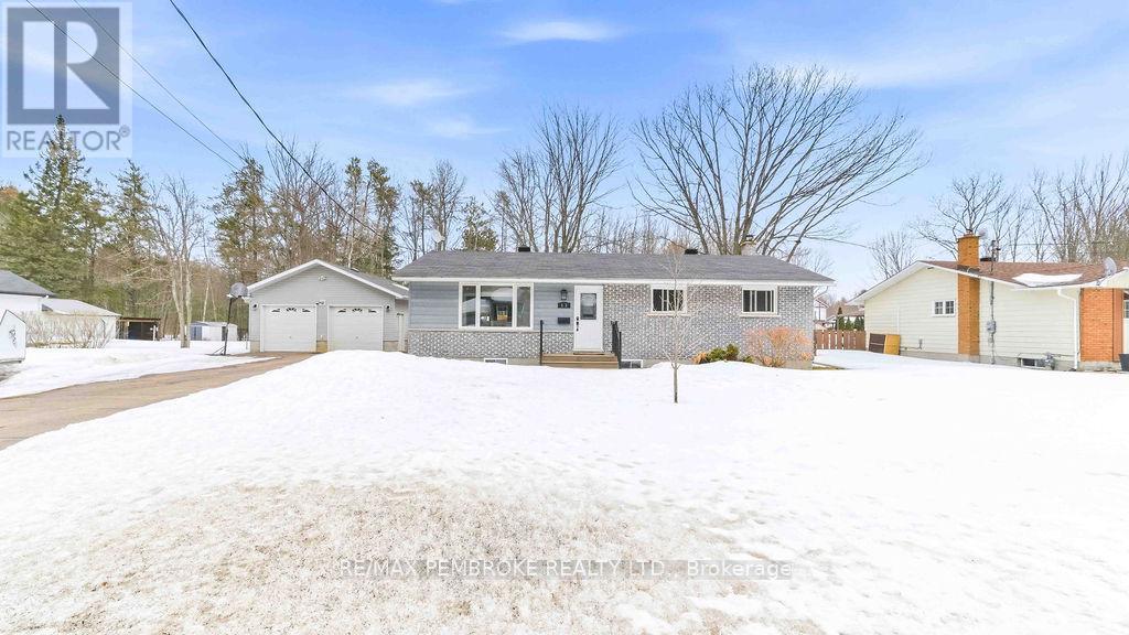 52 LAURENTIAN DRIVE, Petawawa, Ontario