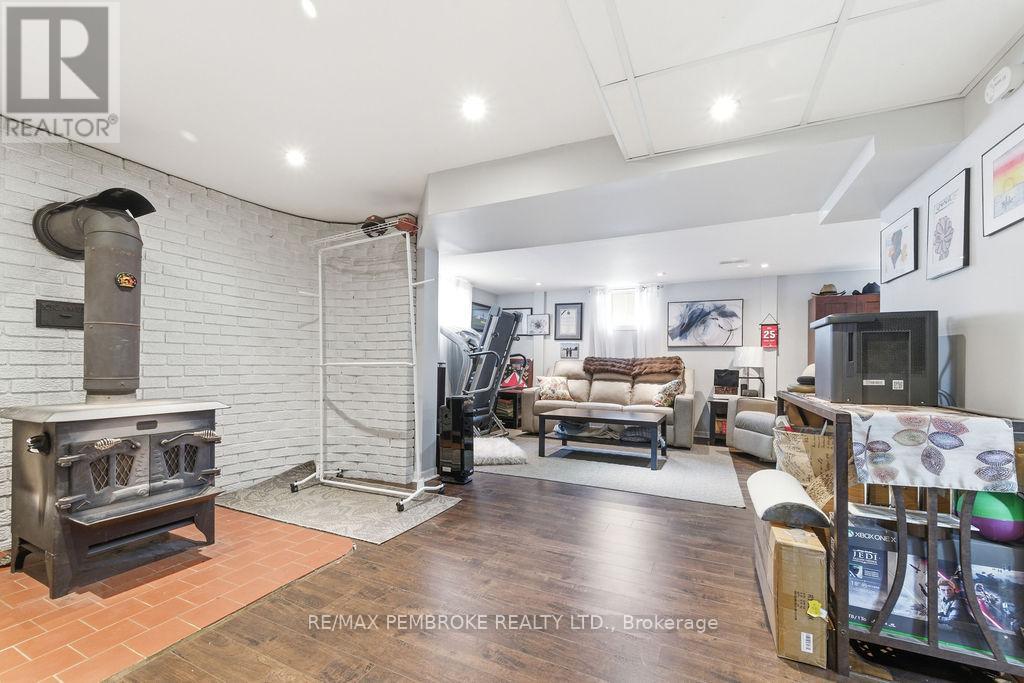 52 Laurentian Drive, Petawawa, Ontario  K8H 2M3 - Photo 32 - X12955448