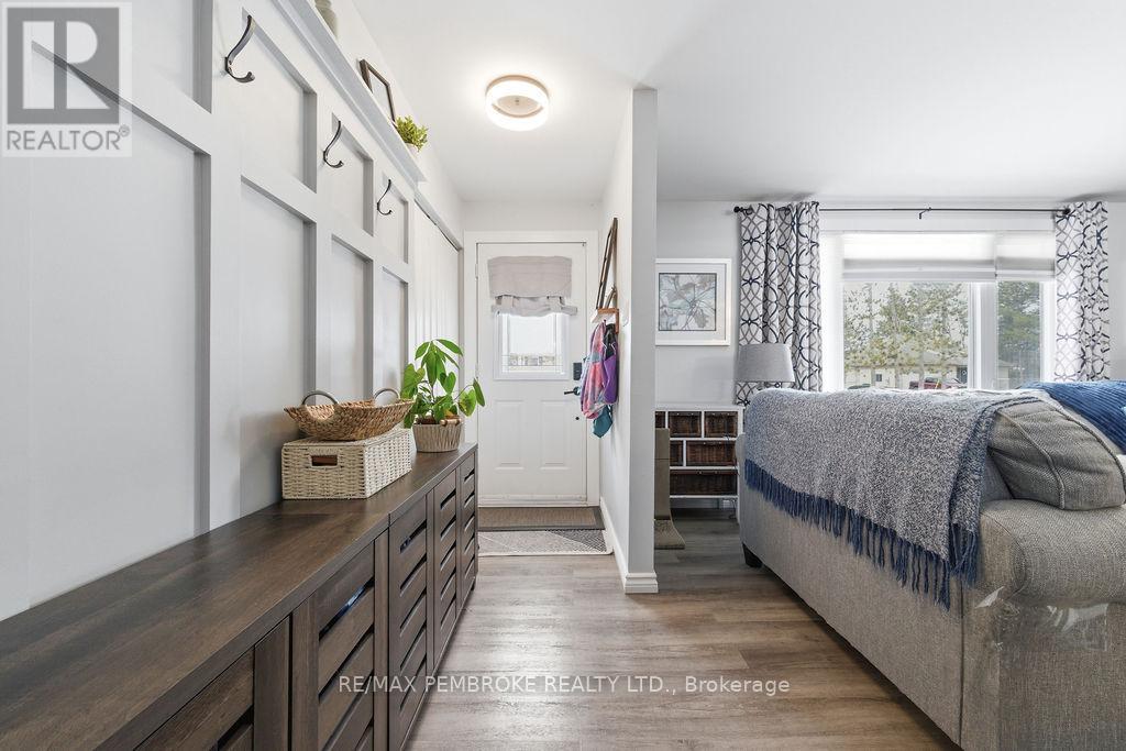 52 Laurentian Drive, Petawawa, Ontario  K8H 2M3 - Photo 5 - X12955448