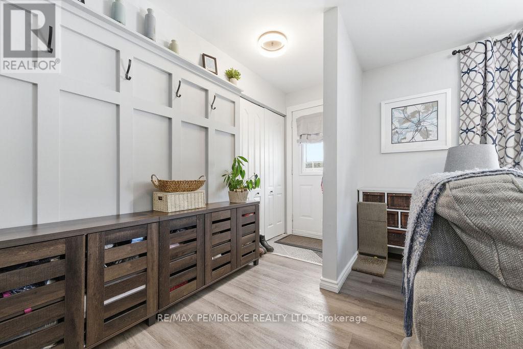 52 Laurentian Drive, Petawawa, Ontario  K8H 2M3 - Photo 6 - X12955448