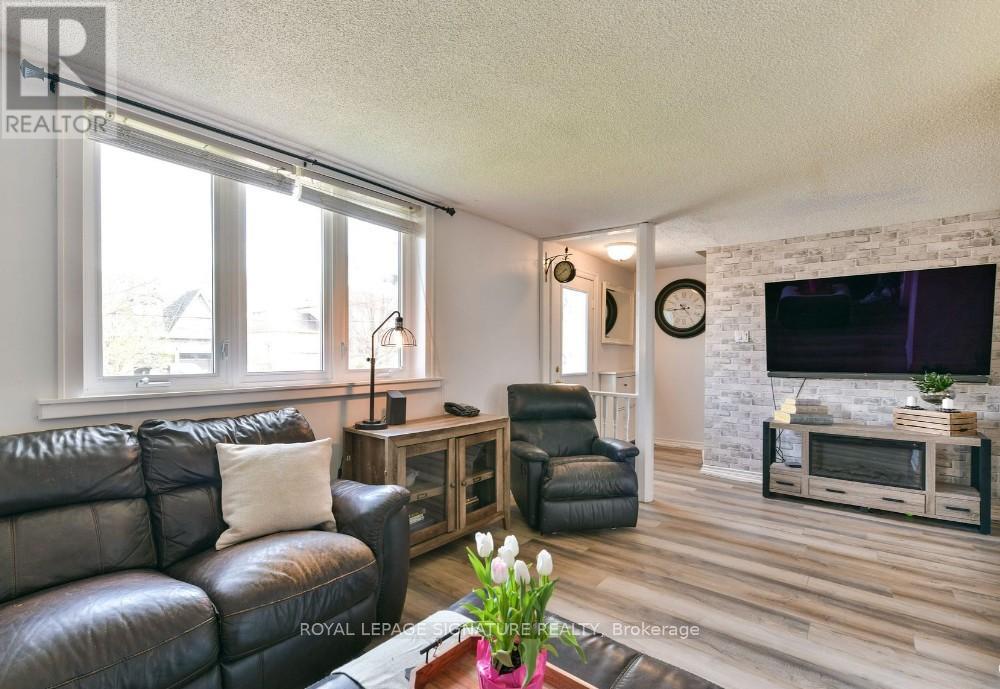 219 Angelene Street, Mississauga, Ontario  L5G 1X3 - Photo 3 - W12954148