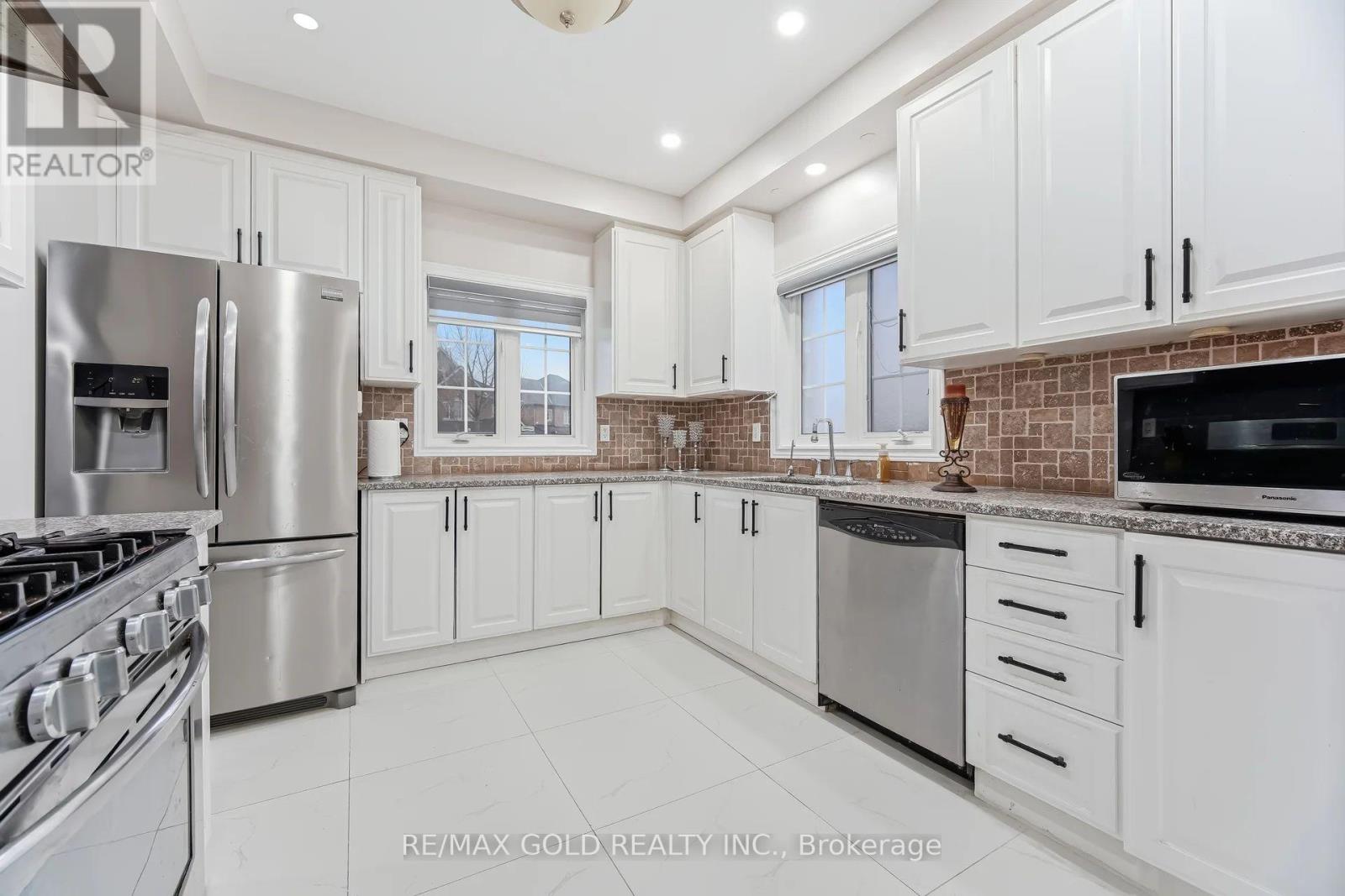 29 Laurentide Crescent, Brampton, Ontario  L6P 1Y3 - Photo 7 - W12955470