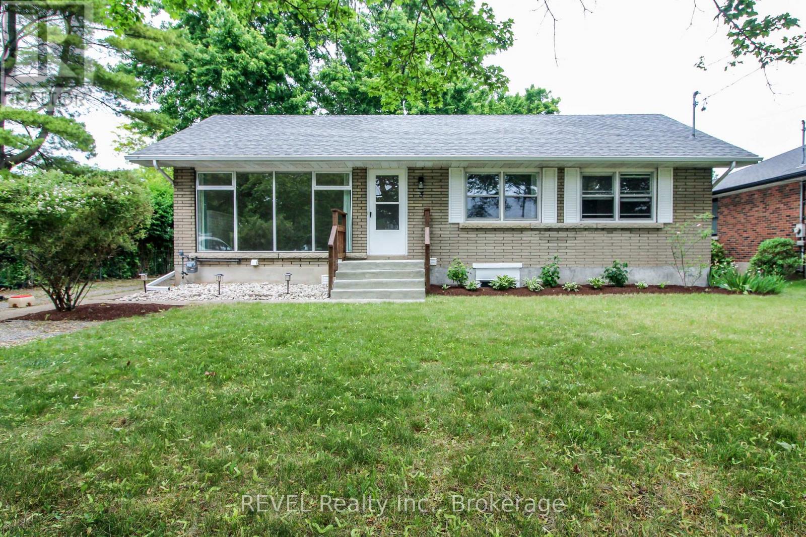 3 Whiteoak Drive, St. Catharines, Ontario  L2M 3B3 - Photo 2 - X12800750