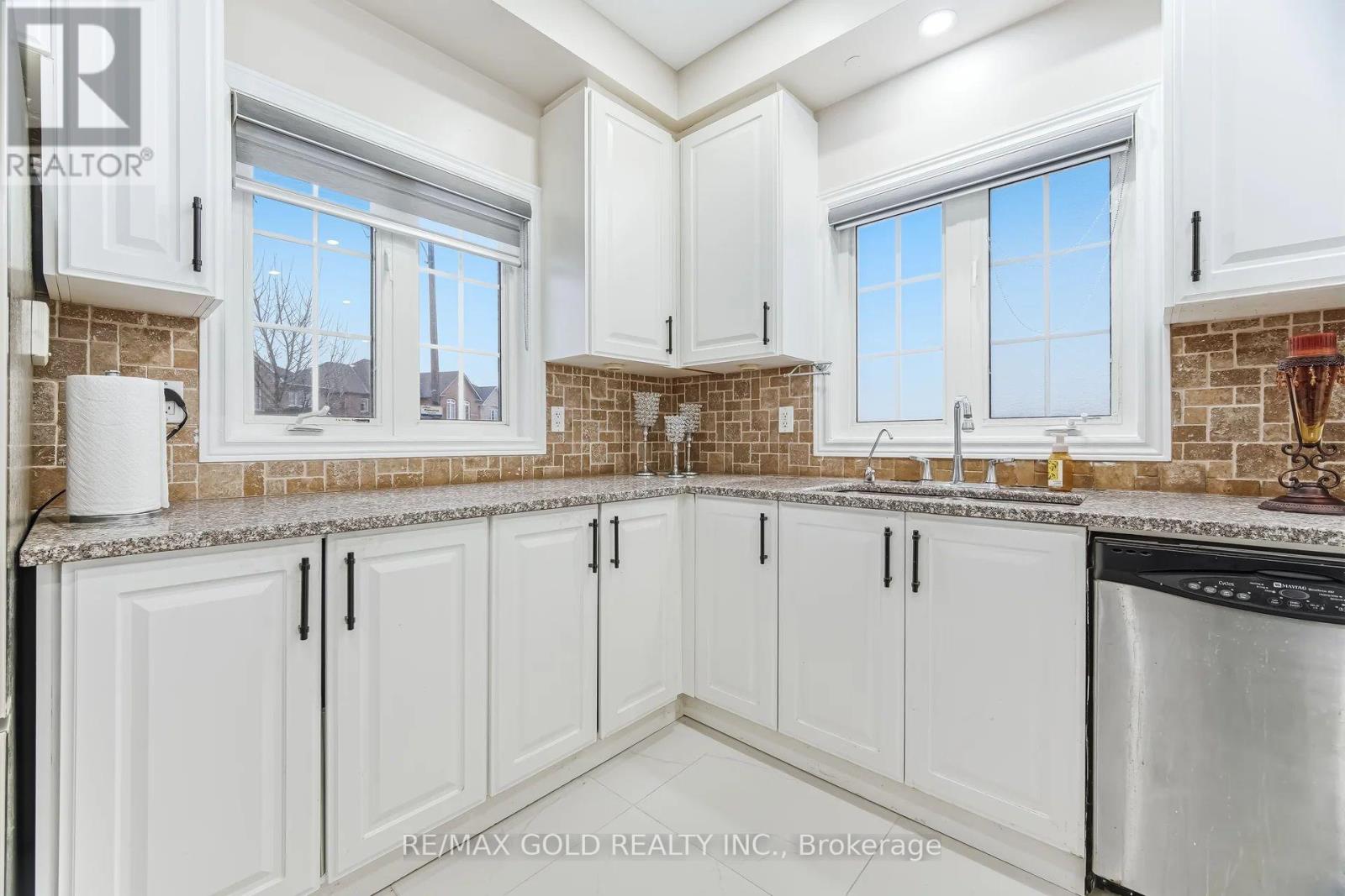 29 Laurentide Crescent, Brampton, Ontario  L6P 1Y3 - Photo 8 - W12955470