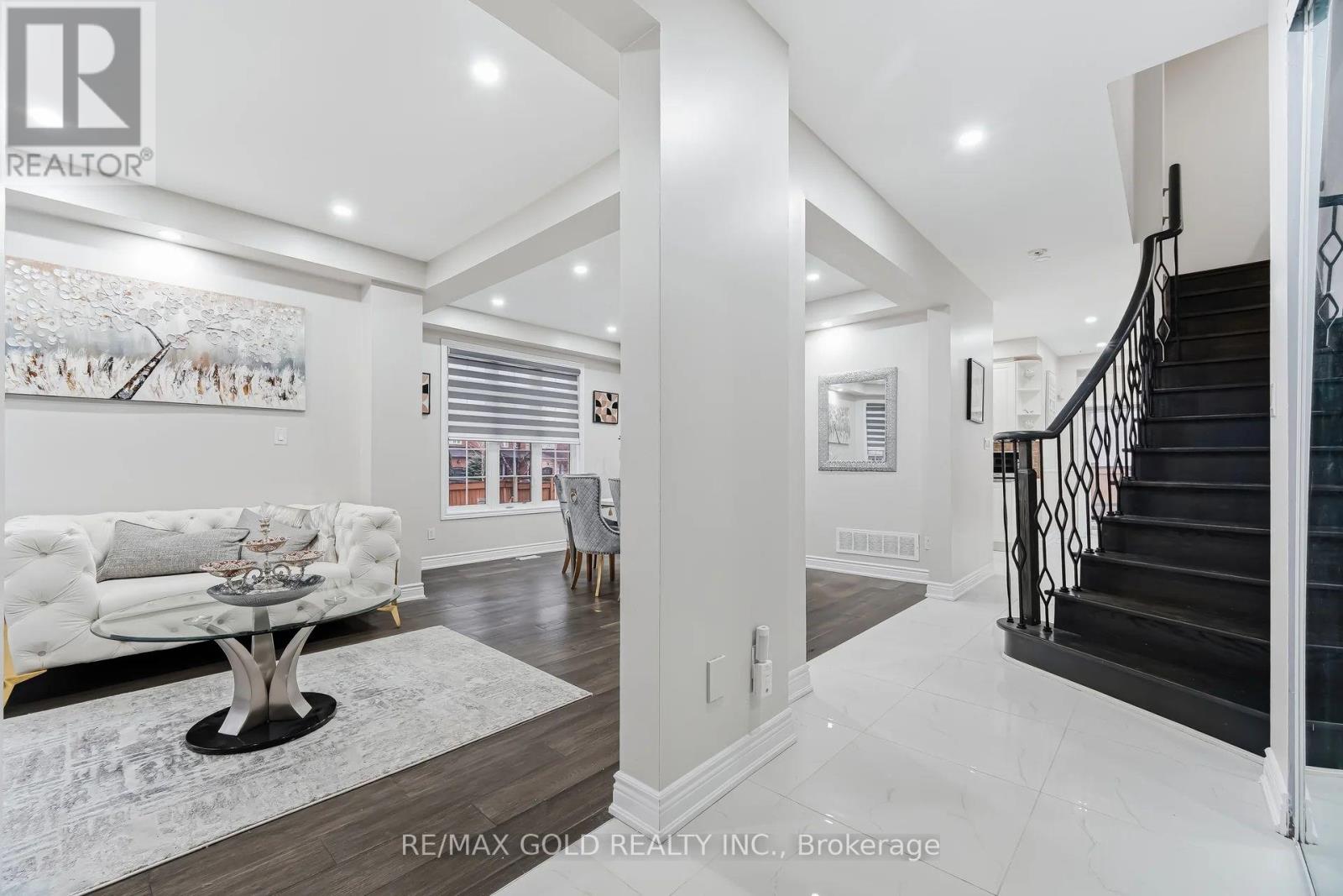 29 Laurentide Crescent, Brampton, Ontario  L6P 1Y3 - Photo 2 - W12955470