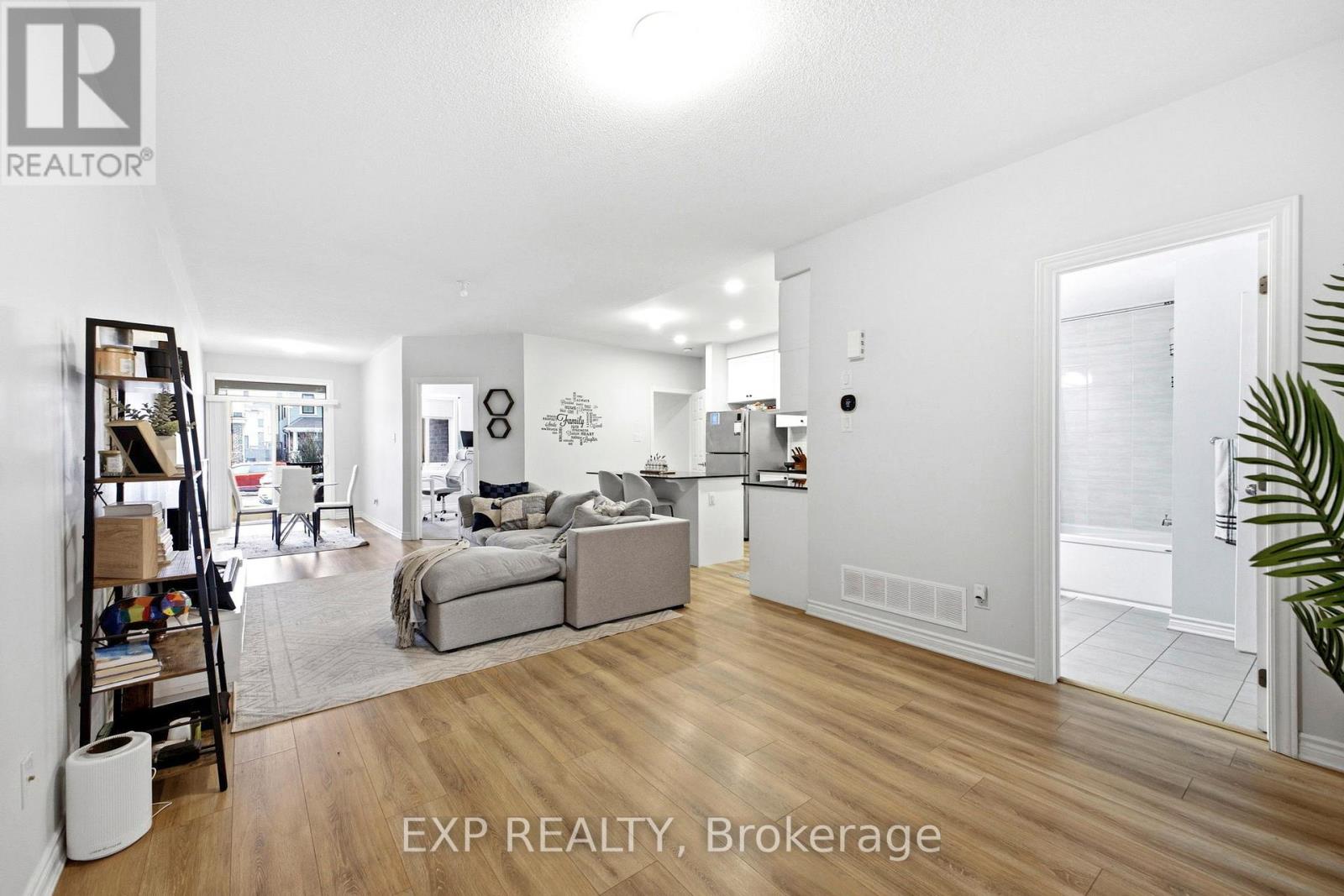 106 Lapland Private, Ottawa, Ontario  K2S 1B6 - Photo 6 - X12959252