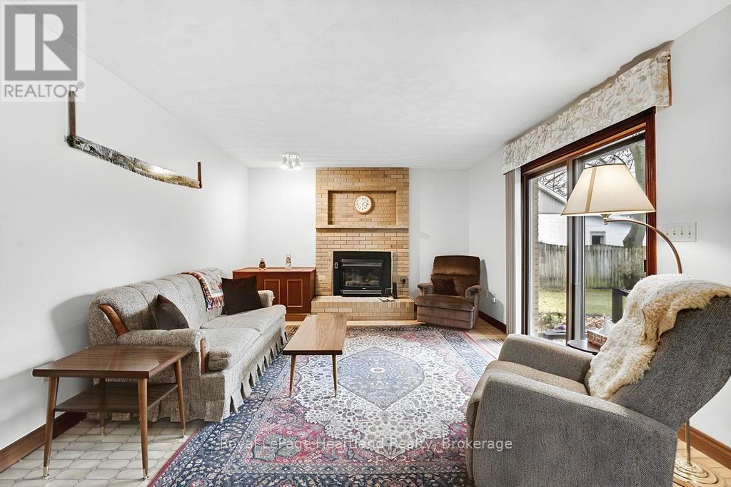 Photo 3 of 39 for 146 Princess Street W