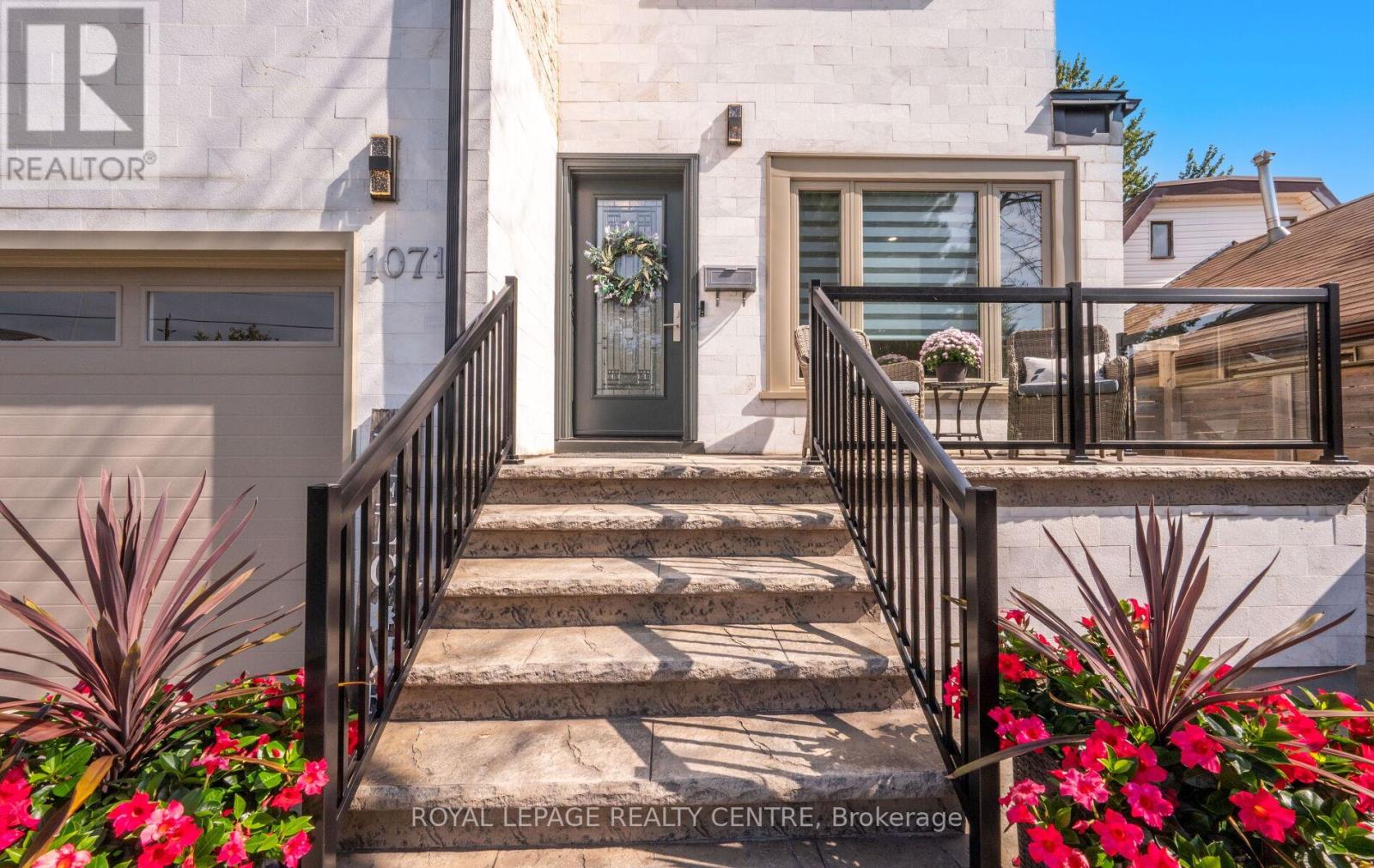 1071 Westmount Avenue, Mississauga, Ontario  L5E 1X5 - Photo 2 - W12959288