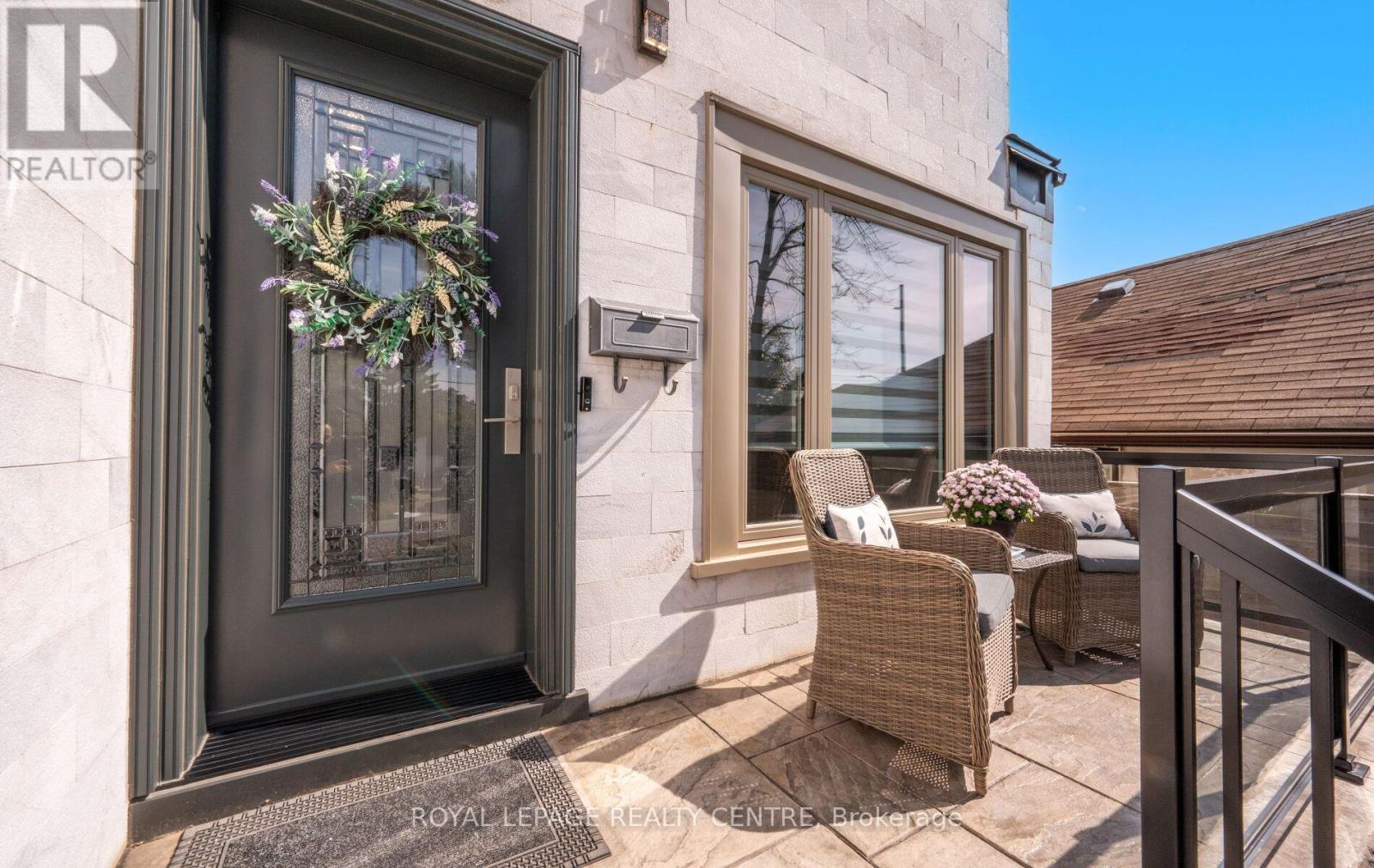 1071 Westmount Avenue, Mississauga, Ontario  L5E 1X5 - Photo 3 - W12959288