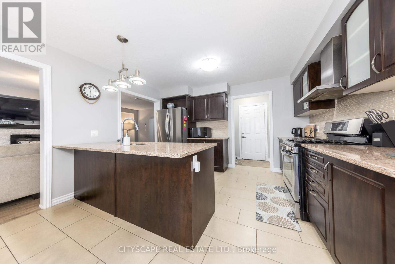 121 Crafter Crescent, Hamilton, Ontario  L8J 0H8 - Photo 10 - X12941810