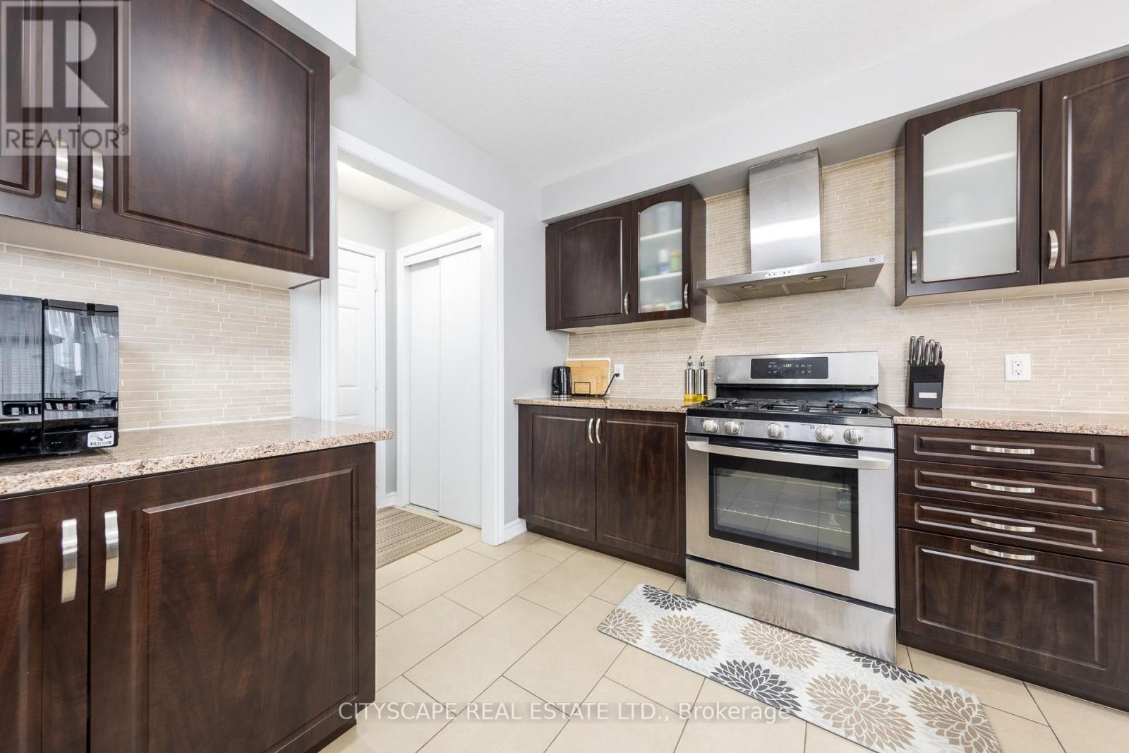 121 Crafter Crescent, Hamilton, Ontario  L8J 0H8 - Photo 13 - X12941810