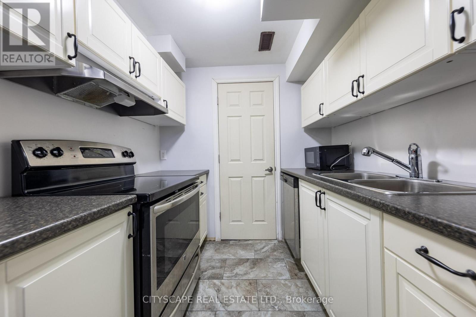 121 Crafter Crescent, Hamilton, Ontario  L8J 0H8 - Photo 39 - X12941810