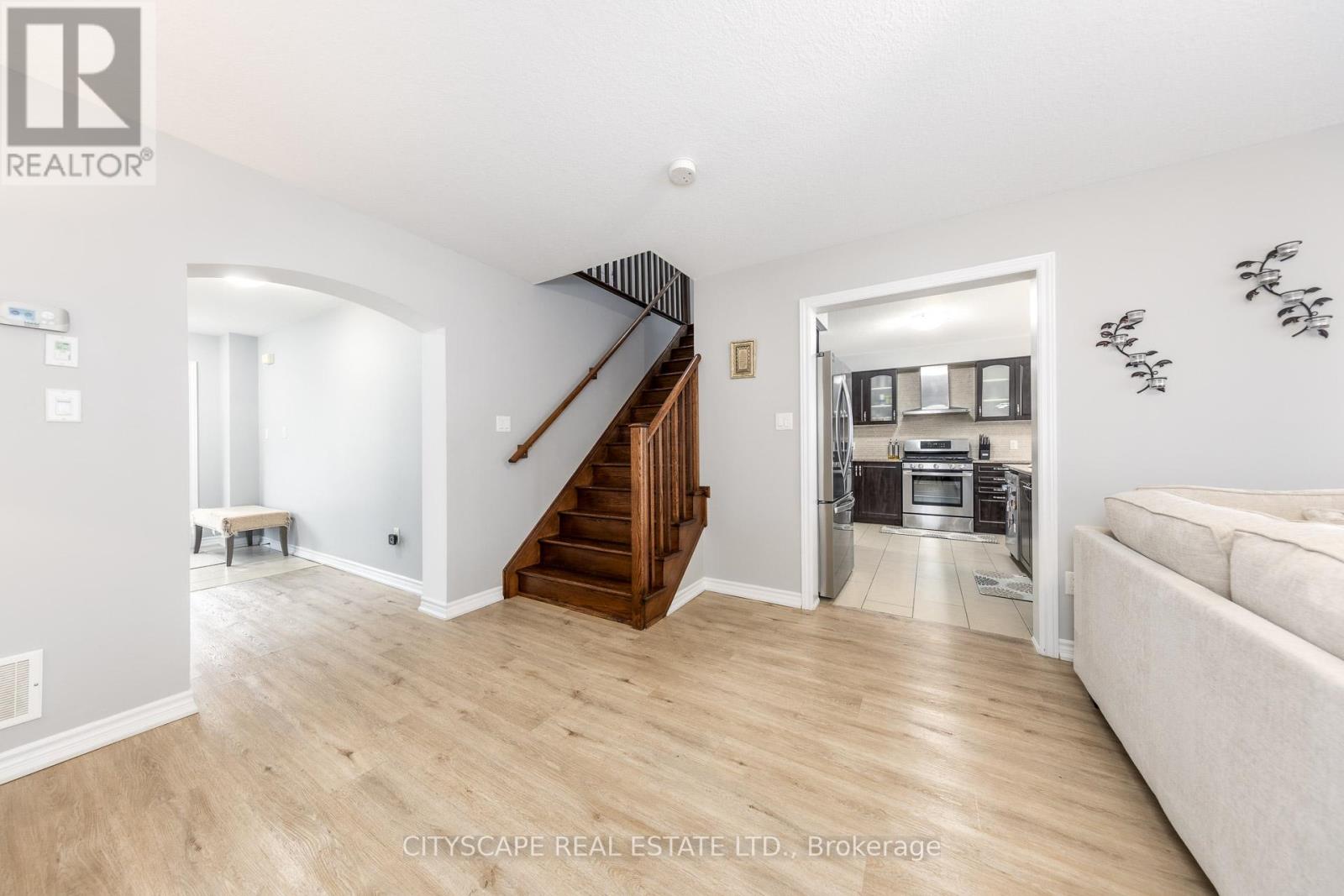 121 Crafter Crescent, Hamilton, Ontario  L8J 0H8 - Photo 5 - X12941810