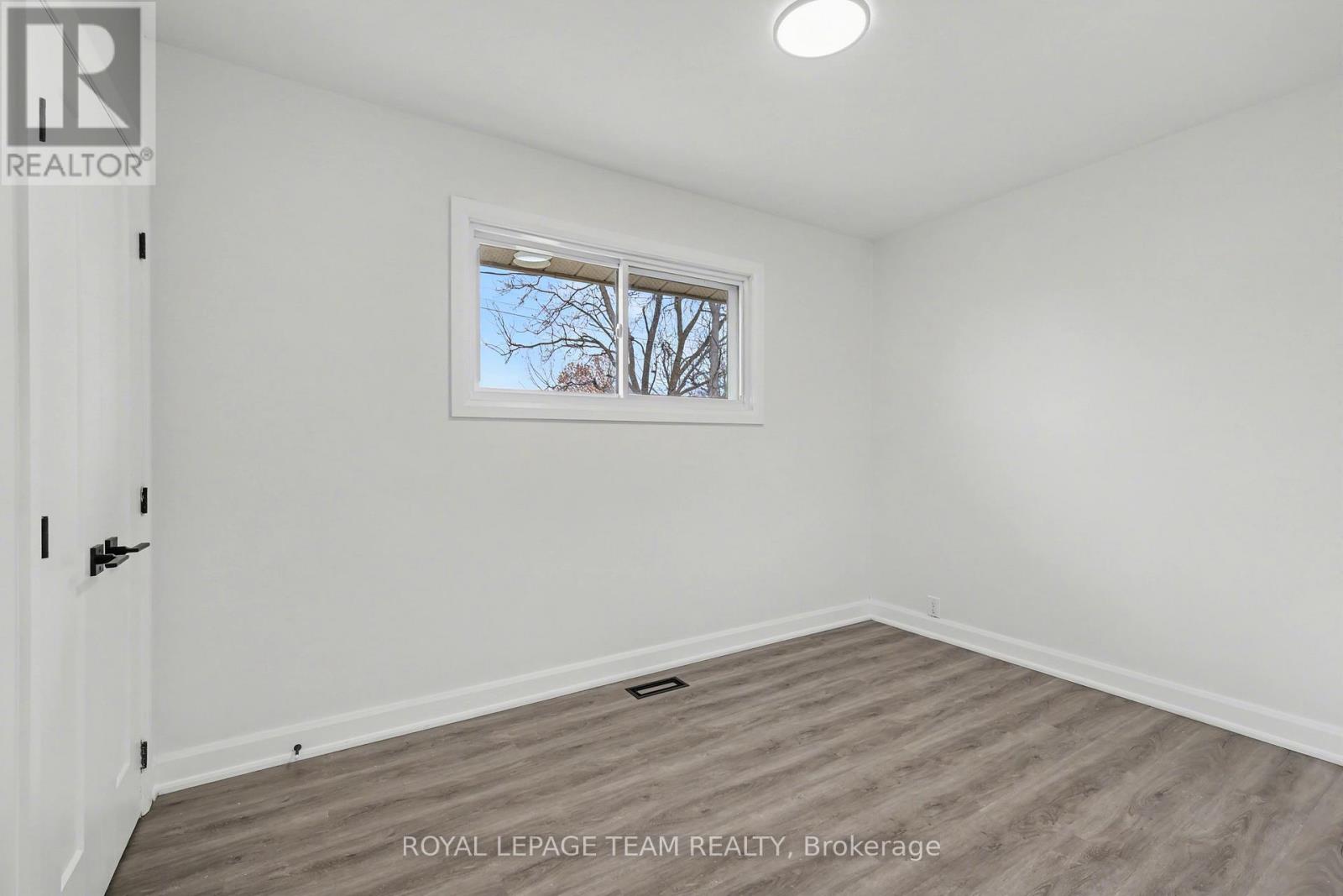 9 Greenwich Avenue, Ottawa, Ontario  K2E 5E7 - Photo 12 - X12959380