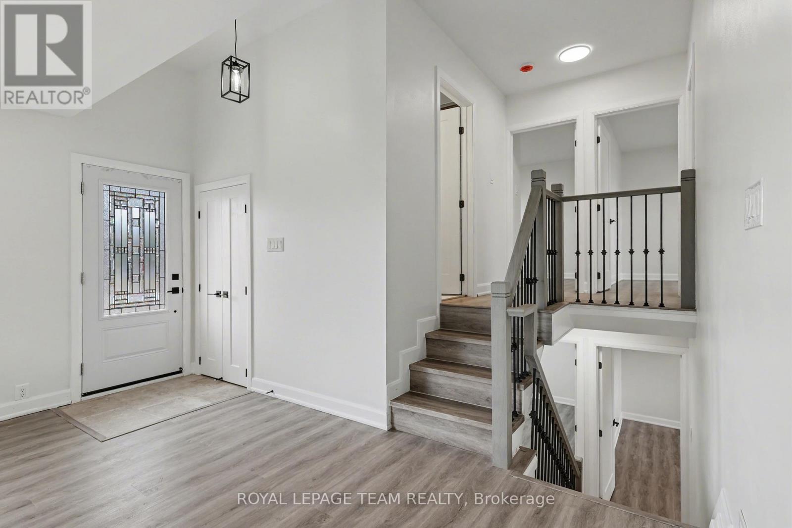 9 Greenwich Avenue, Ottawa, Ontario  K2E 5E7 - Photo 2 - X12959380