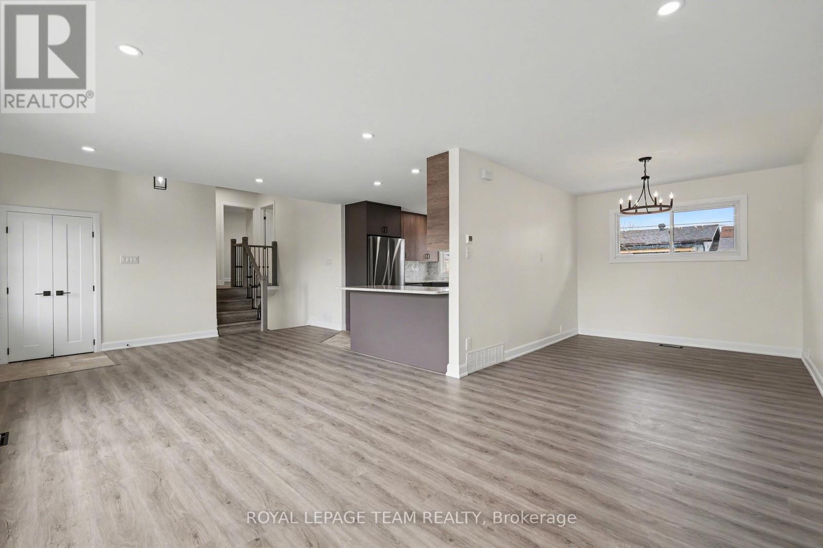 9 Greenwich Avenue, Ottawa, Ontario  K2E 5E7 - Photo 3 - X12959380