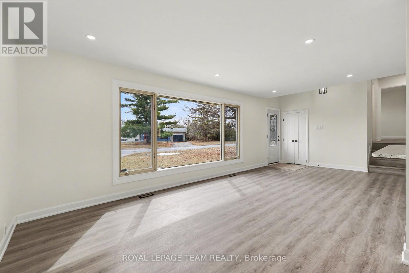 9 Greenwich Avenue, Ottawa, Ontario  K2E 5E7 - Photo 4 - X12959380