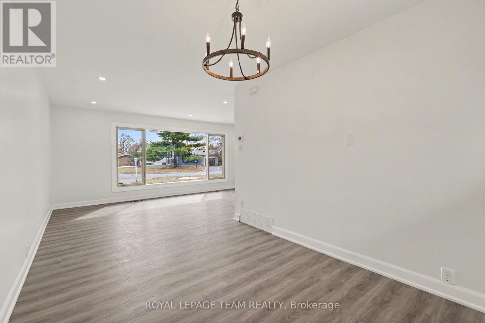 9 Greenwich Avenue, Ottawa, Ontario  K2E 5E7 - Photo 5 - X12959380