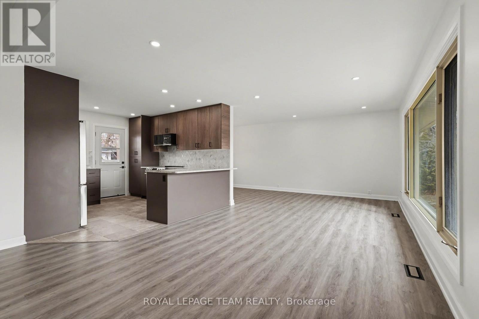 9 Greenwich Avenue, Ottawa, Ontario  K2E 5E7 - Photo 6 - X12959380