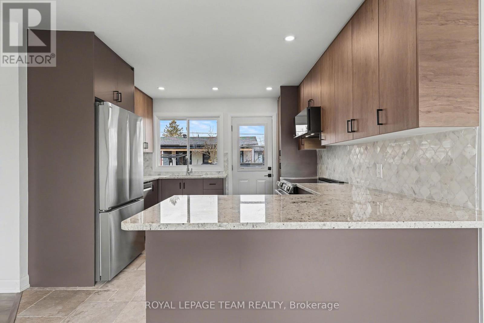 9 Greenwich Avenue, Ottawa, Ontario  K2E 5E7 - Photo 7 - X12959380