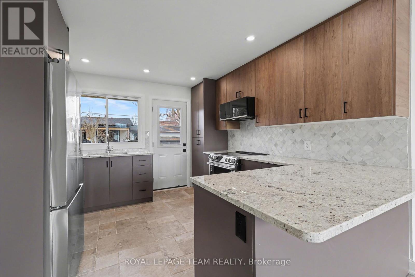 9 Greenwich Avenue, Ottawa, Ontario  K2E 5E7 - Photo 8 - X12959380