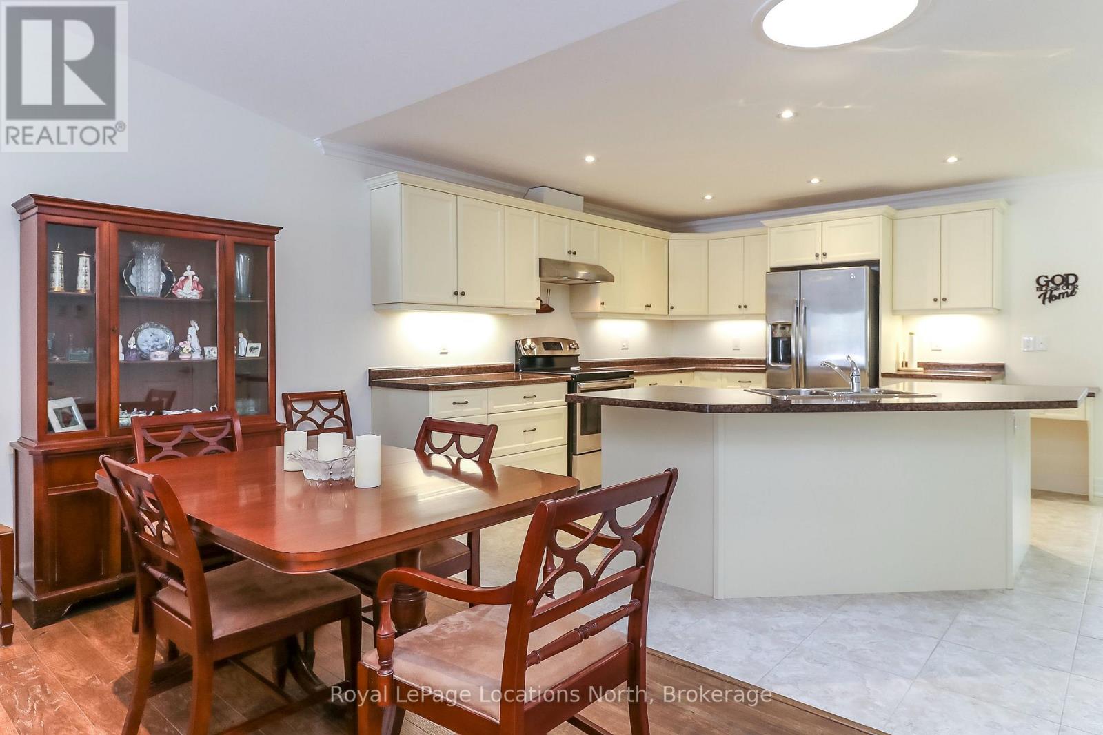 16 New York Avenue, Wasaga Beach, Ontario  L9Z 3A8 - Photo 8 - S12959528