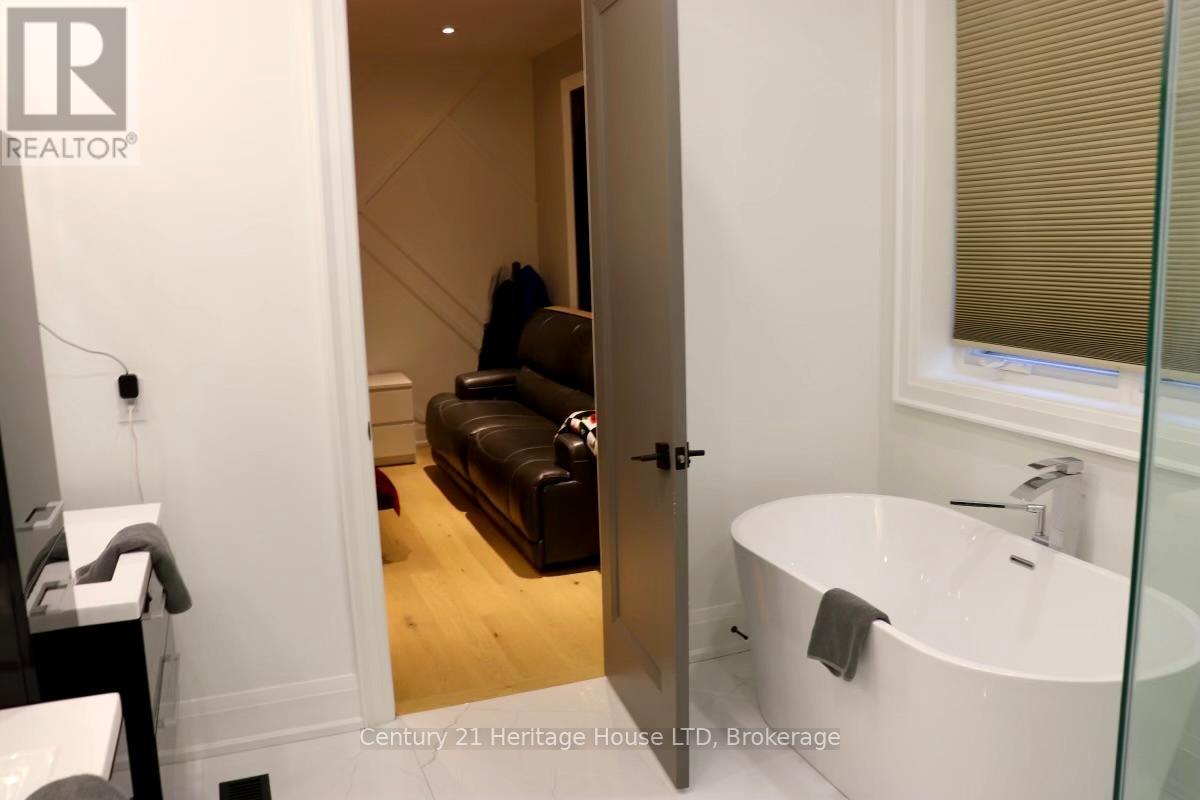 9785 Niagara River Parkway, Niagara Falls, Ontario  L2E 6S6 - Photo 39 - X12959378