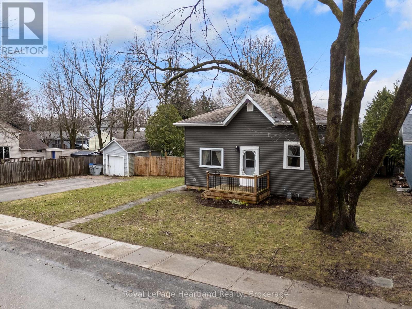 Photo 3 of 43 for 140 Rattenbury Street W