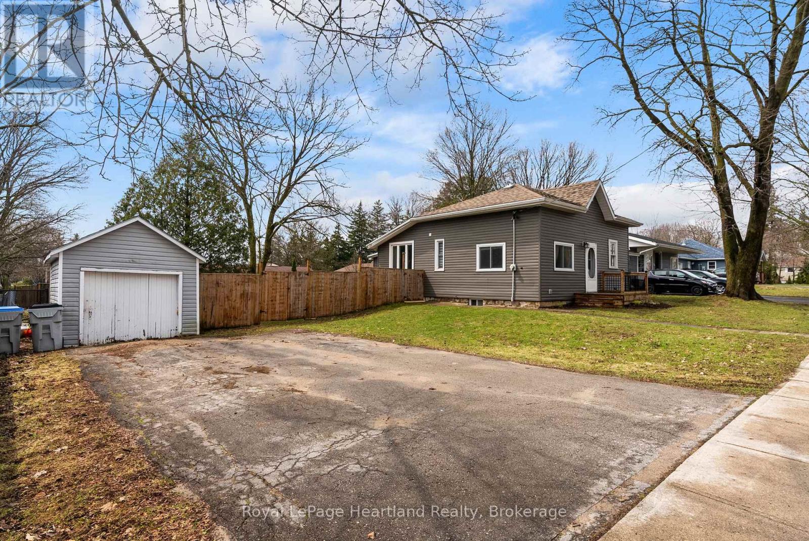 Photo 35 of 43 for 140 Rattenbury Street W