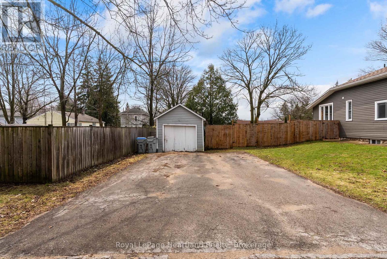 Photo 36 of 43 for 140 Rattenbury Street W