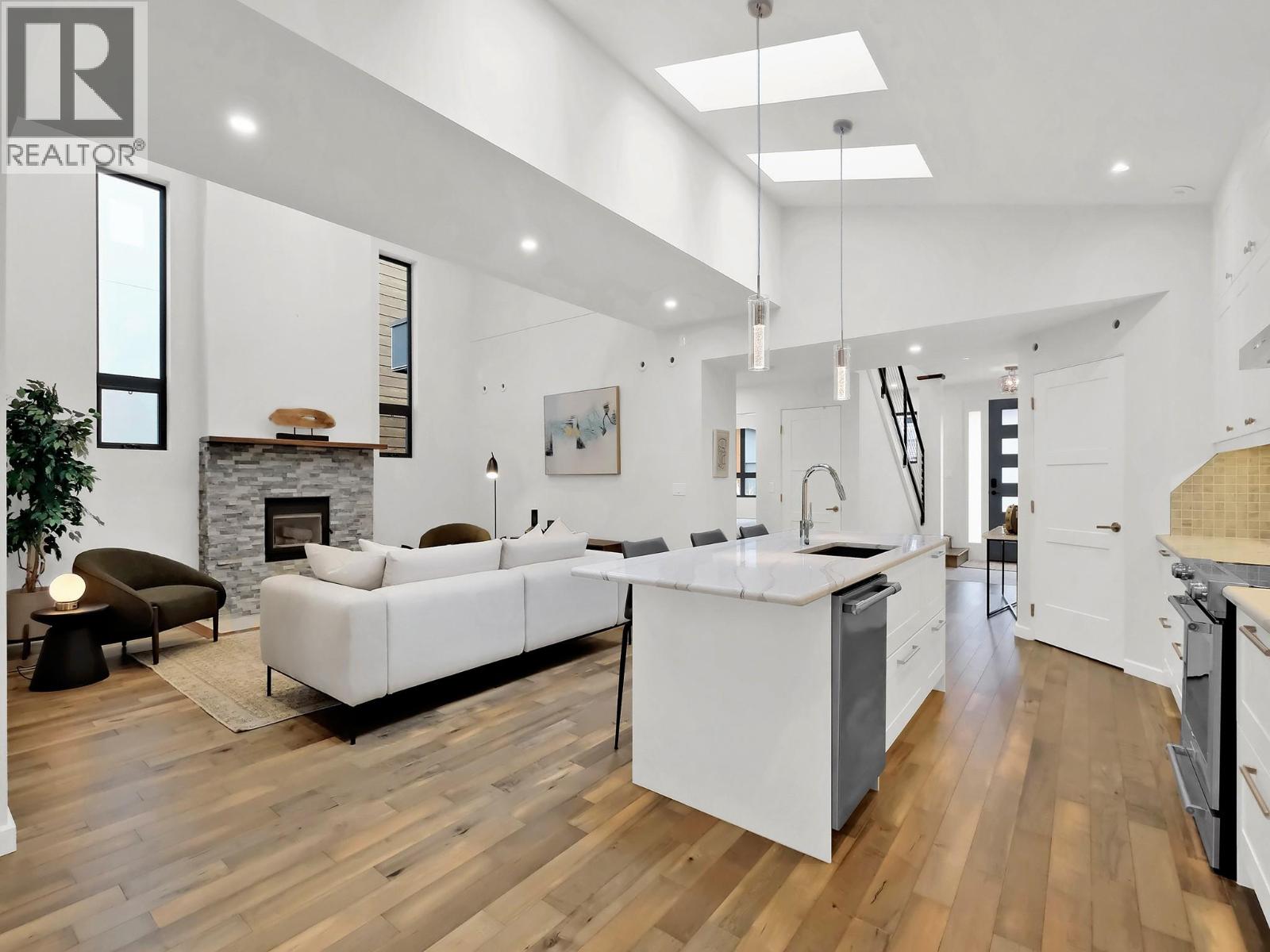 700 CHURCHILL Avenue Penticton Photo 3