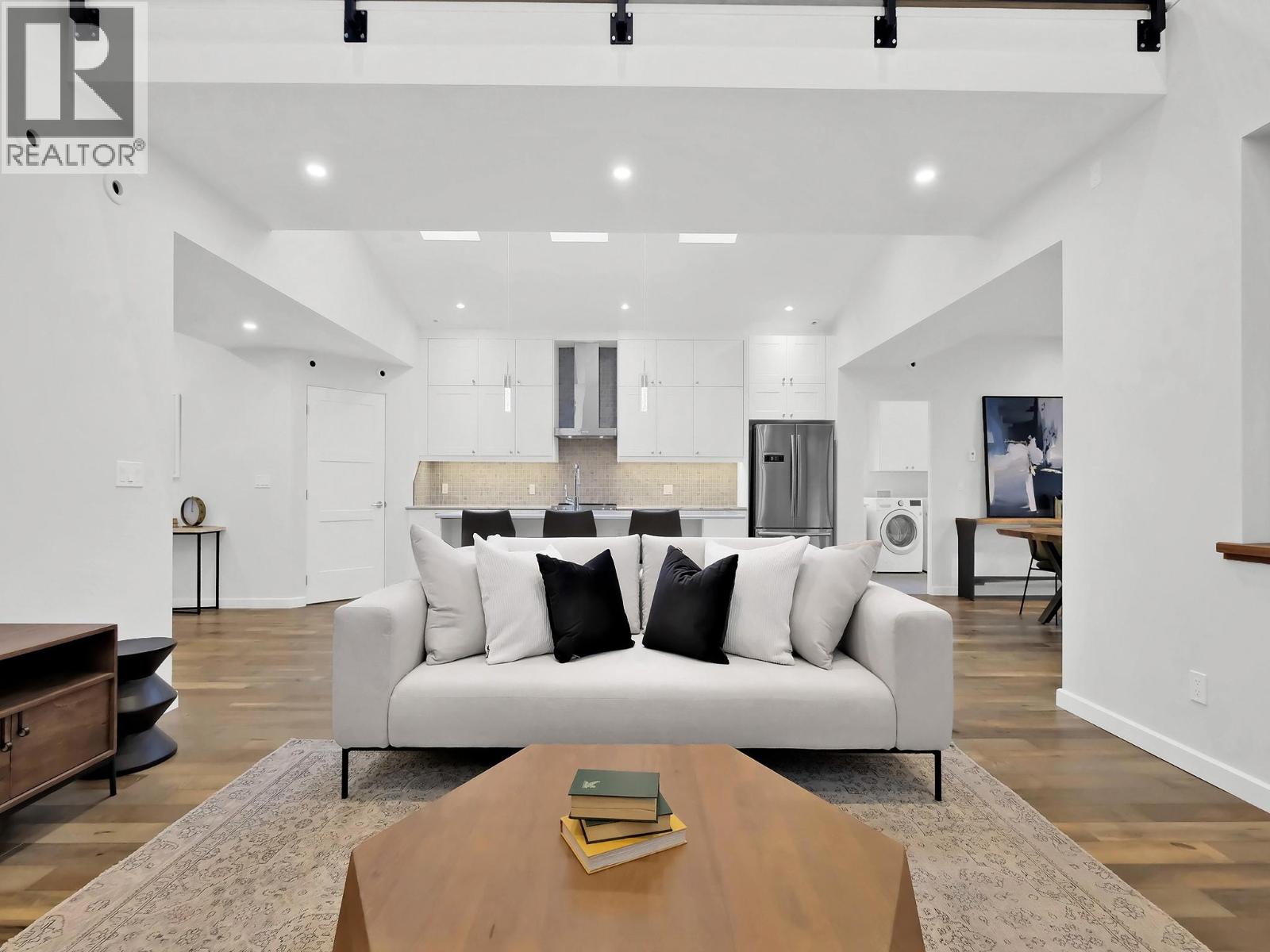 700 CHURCHILL Avenue Penticton Photo 5