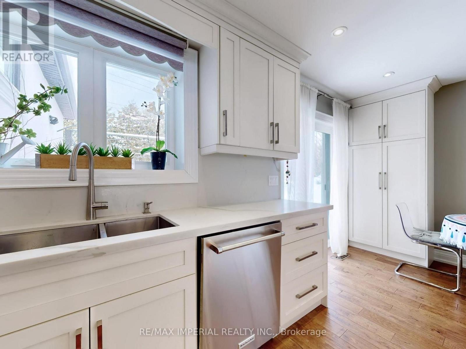 35 Waddington Crescent, Toronto, Ontario  M2J 2Z9 - Photo 9 - C12959430