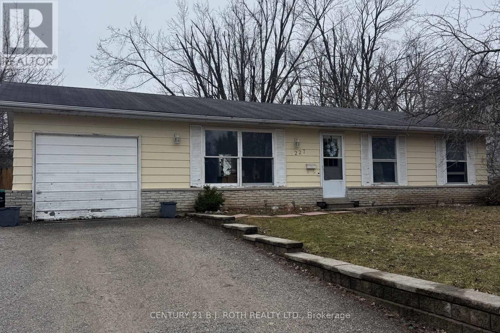 227 Pine Drive, Barrie, Ontario  L4N 4H6 - Photo 2 - S12959510