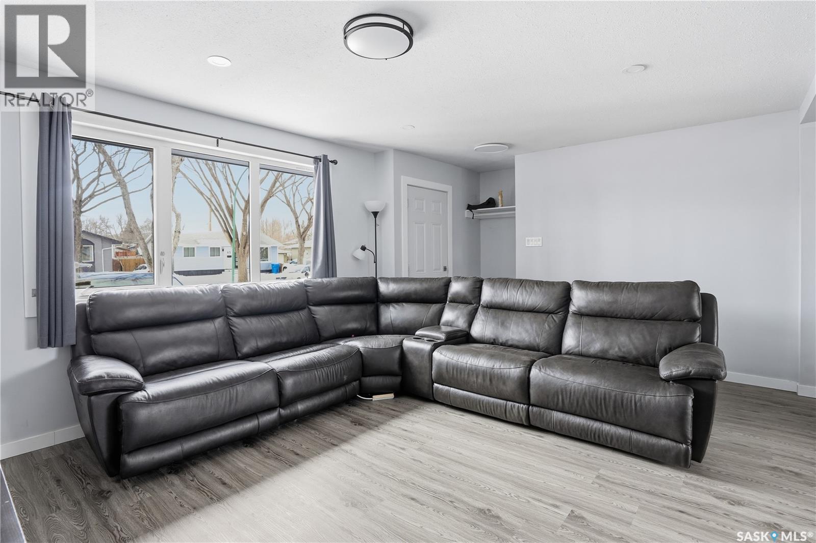 68 Young Crescent, Regina, Saskatchewan  S4N 4K8 - Photo 5 - SK032108