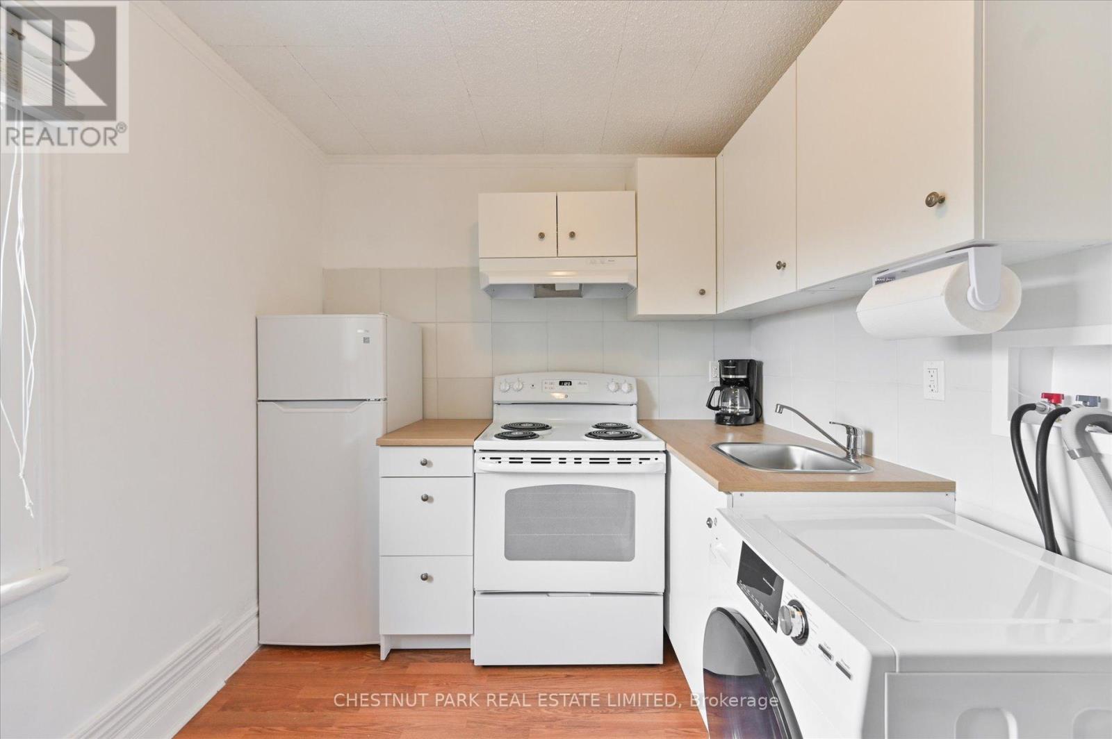 Upper - 13 Silver Avenue, Toronto, Ontario  M6R 1X9 - Photo 5 - W12959408