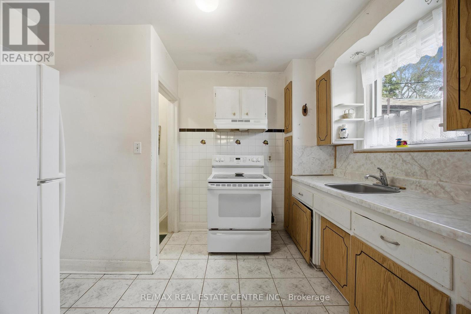 15 Cliff Street, Toronto, Ontario  M6N 4L7 - Photo 13 - W12959420