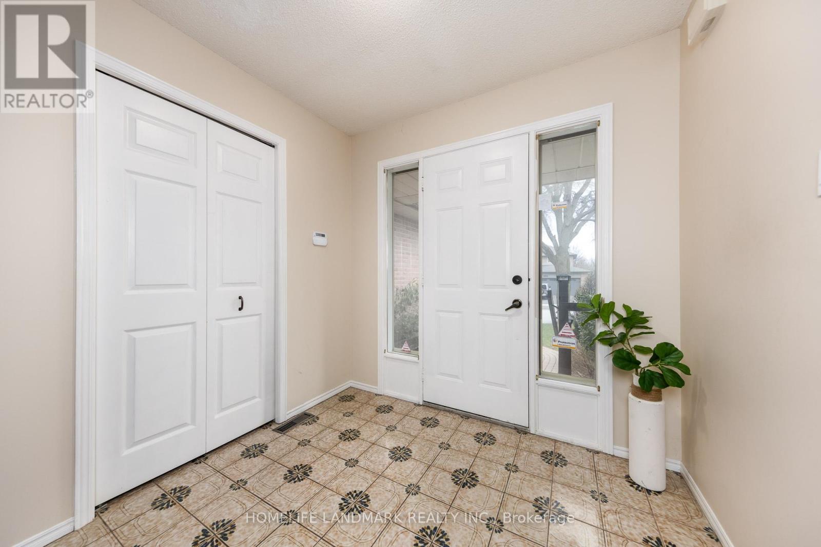 2593 Gazebo Court, Mississauga, Ontario L5L 3M8 - Photo 4 - W12959438