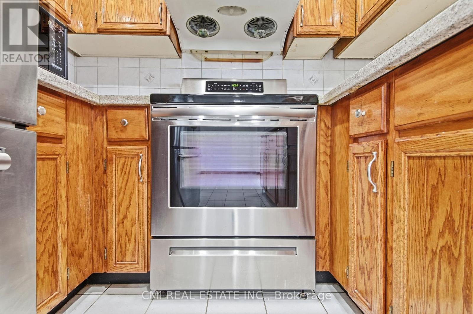 3 Forest Point Drive, Toronto, Ontario  M6M 5E8 - Photo 12 - W12959522