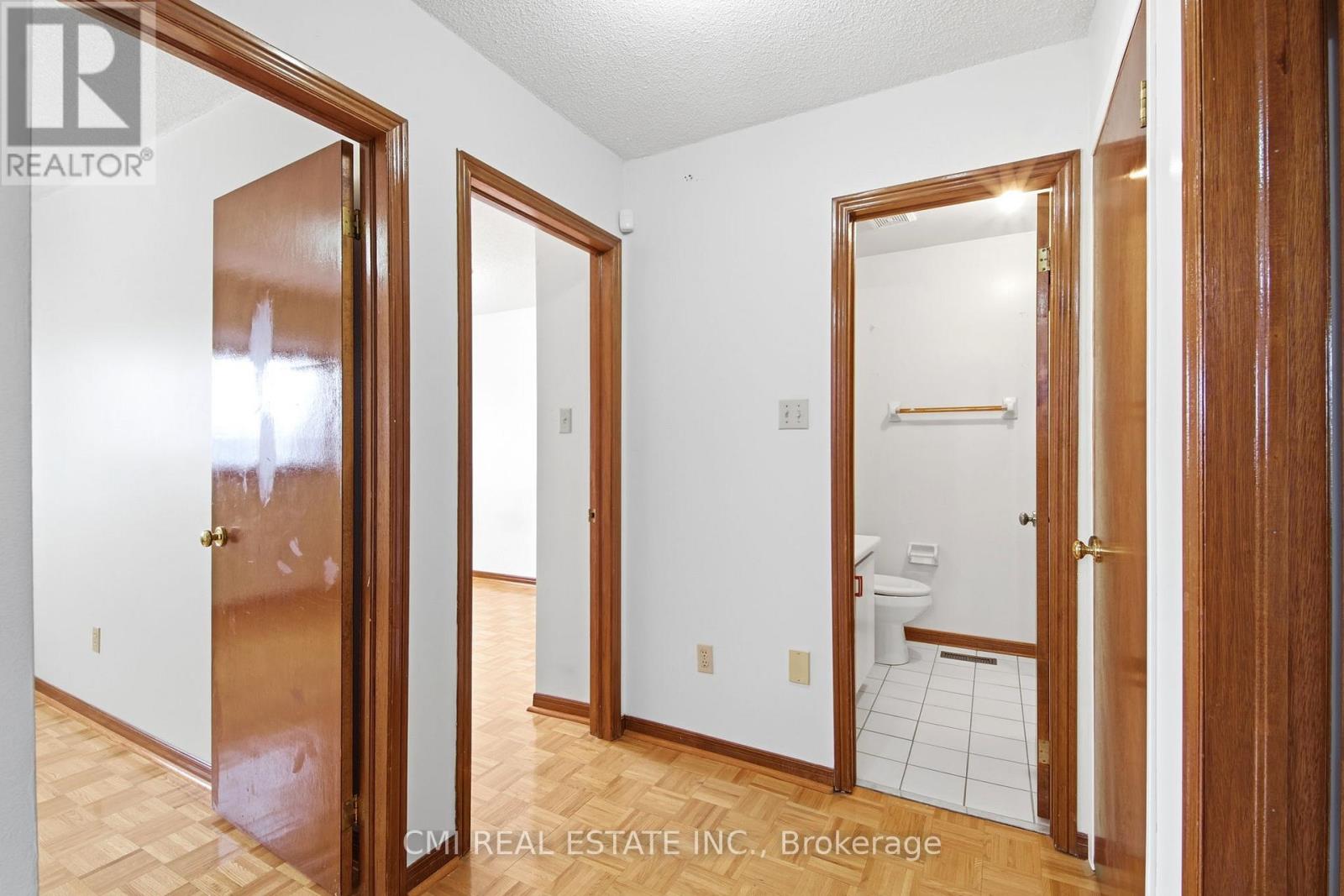 3 Forest Point Drive, Toronto, Ontario  M6M 5E8 - Photo 22 - W12959522