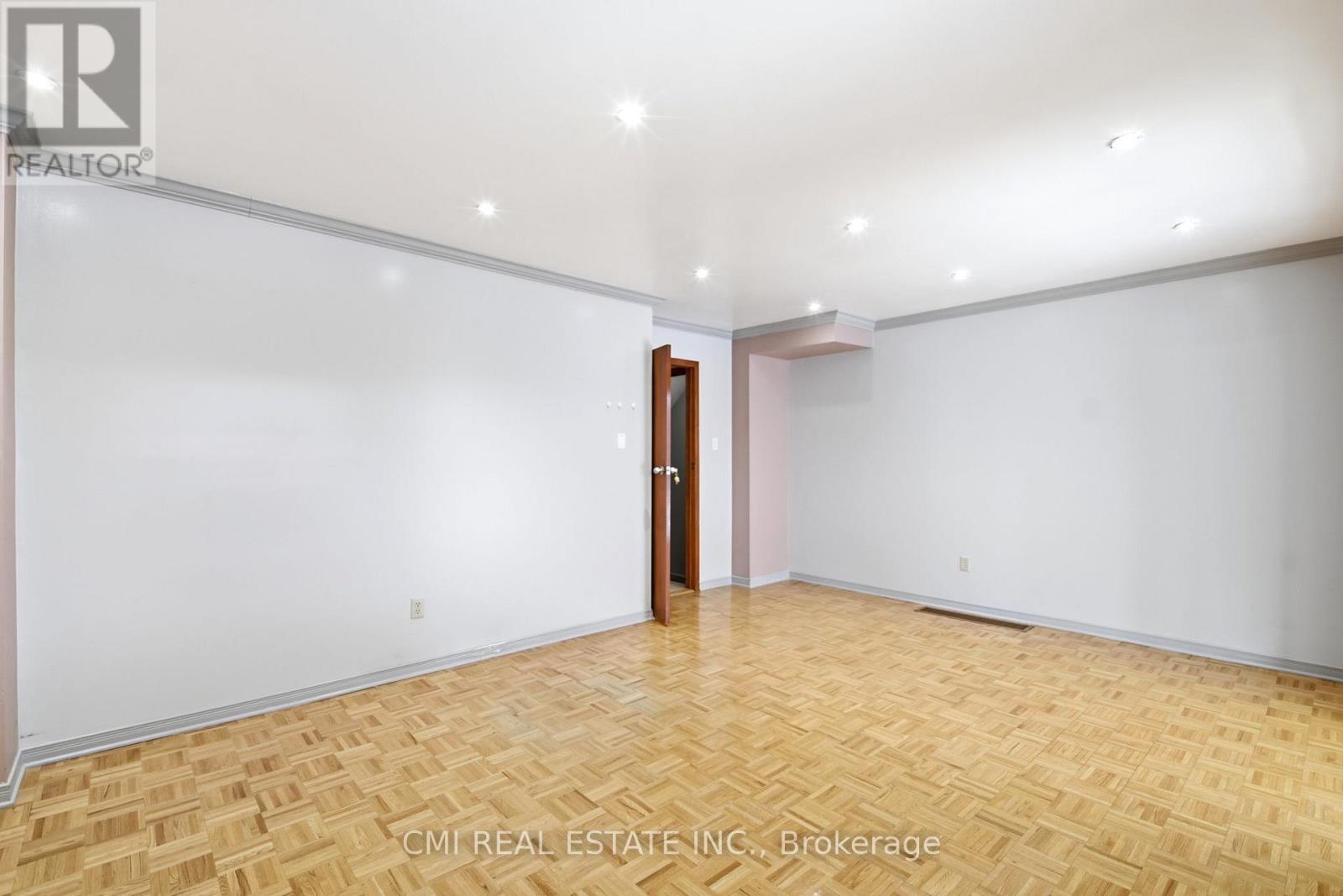 3 Forest Point Drive, Toronto, Ontario  M6M 5E8 - Photo 26 - W12959522