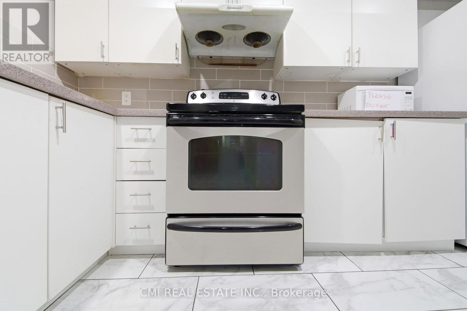 3 Forest Point Drive, Toronto, Ontario  M6M 5E8 - Photo 29 - W12959522