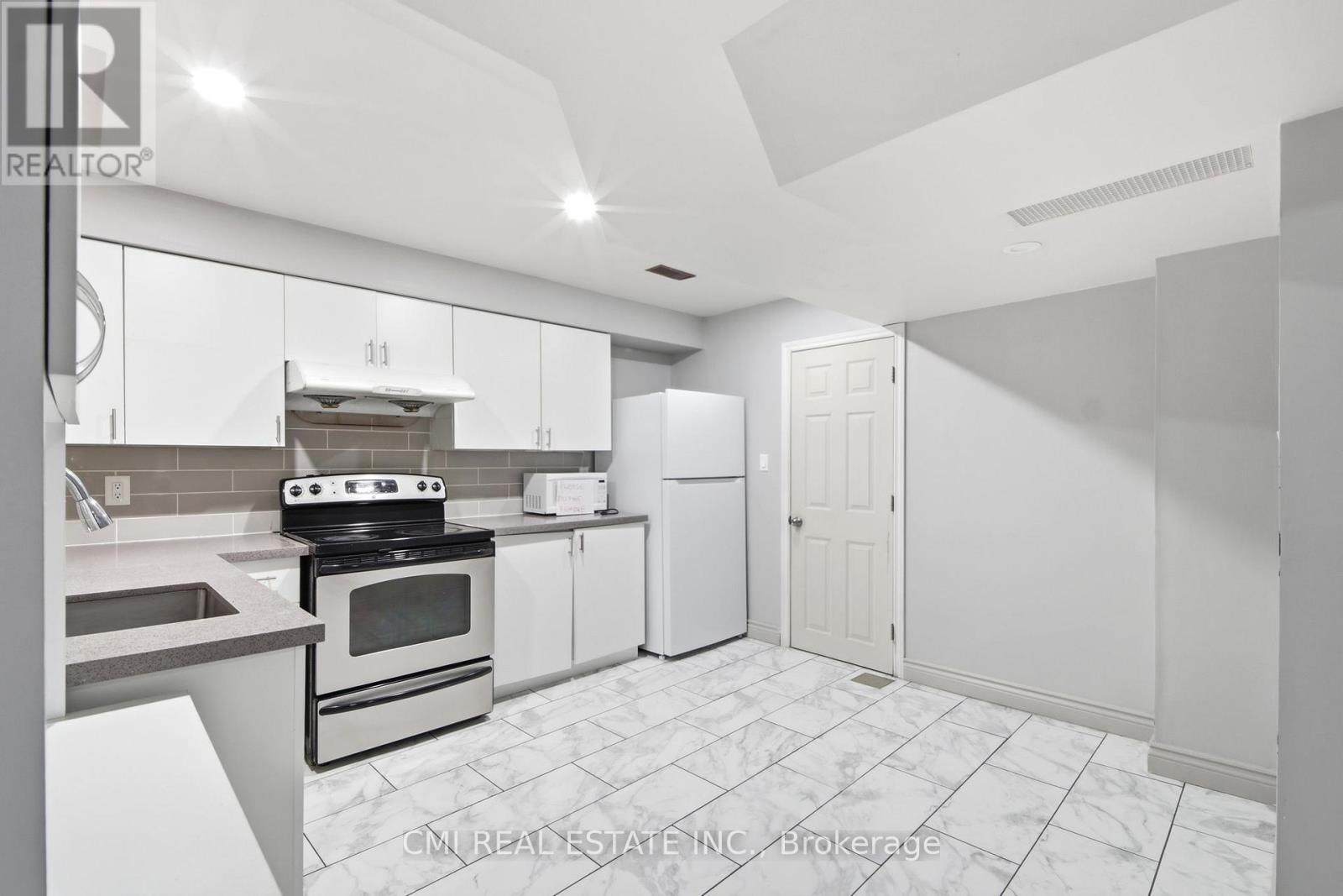 3 Forest Point Drive, Toronto, Ontario  M6M 5E8 - Photo 31 - W12959522